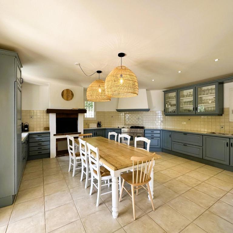 Villa Marguerite pour 10 personnes avec climatisation et vue mer avec piscine privée et chauffée à La Londe-les-Maures - Maison de Vacances 4 Chambres - 23