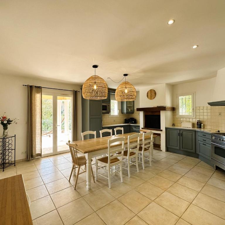 Villa Marguerite pour 10 personnes avec climatisation et vue mer avec piscine privée et chauffée à La Londe-les-Maures - Maison de Vacances 4 Chambres - 24