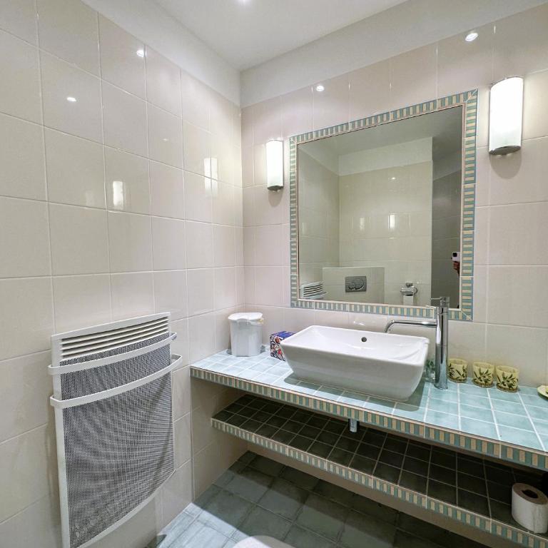Villa Marguerite pour 10 personnes avec climatisation et vue mer avec piscine privée et chauffée à La Londe-les-Maures - Maison de Vacances 4 Chambres - 31