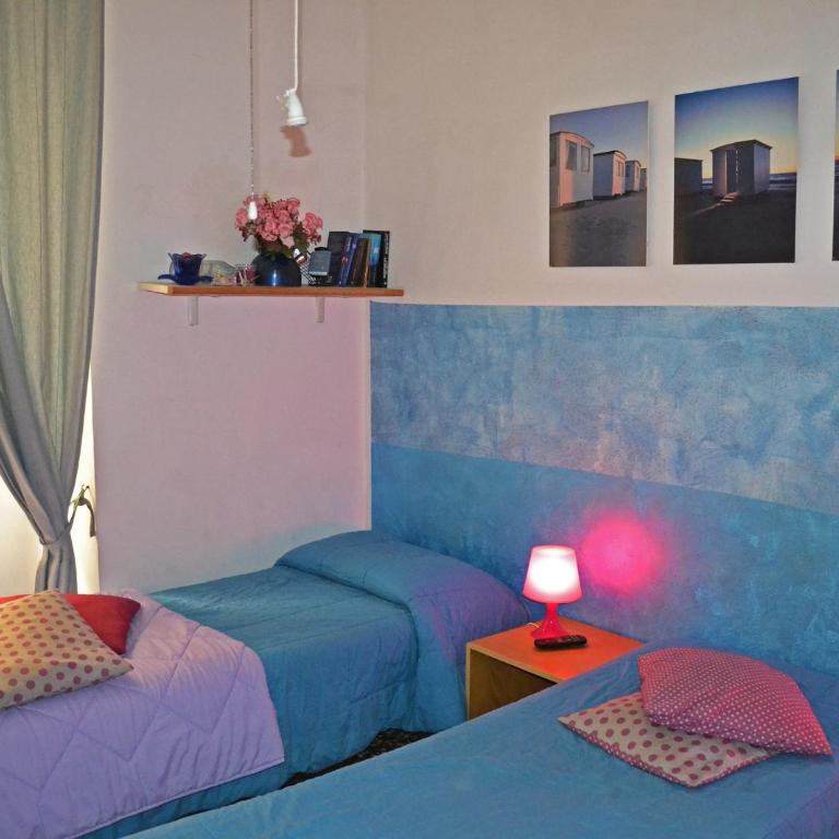 B&B Blue Home - Camera Matrimoniale/Doppia con Letti Singoli con Bagno in Comune - 11
