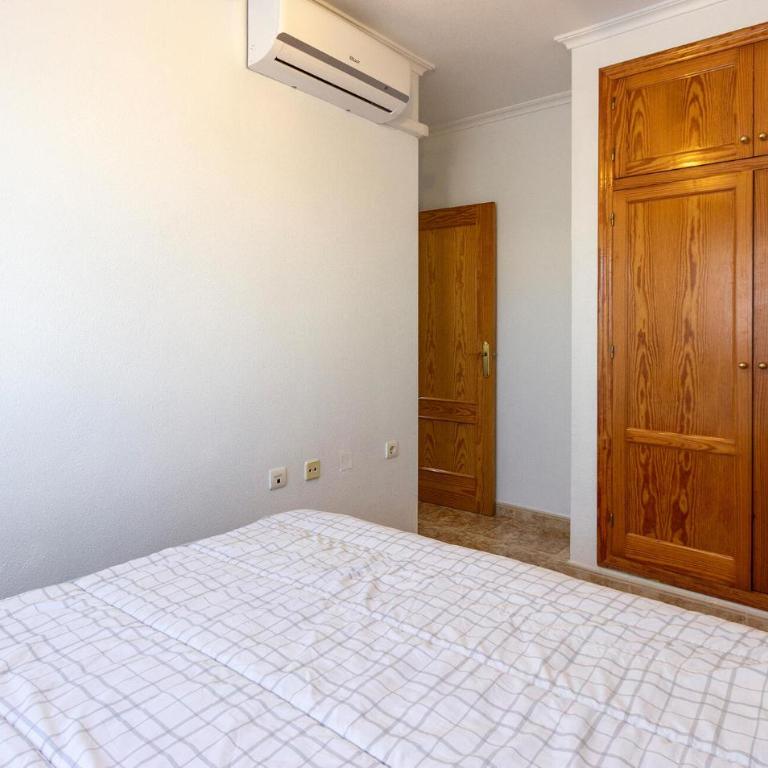 Amazing Apartment In Torrevieja With Wifi - Three-Bedroom Apartment - 14