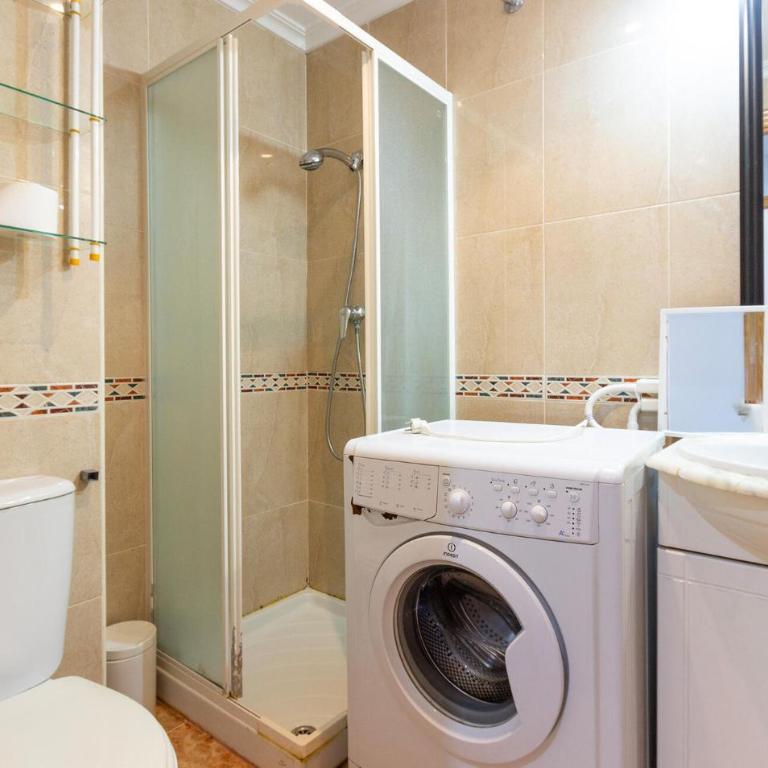 Amazing Apartment In Torrevieja With Wifi - Three-Bedroom Apartment - 18