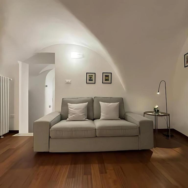 Palazzo Lomellini Historic Retreat by M3trocubo - Elegant Apartment near Aquarium & Via Garibaldi - One-Bedroom Apartment - 3