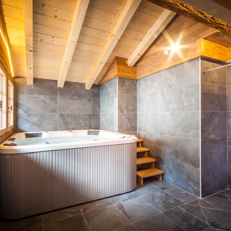 Les Couadzous Samoëns Centre, Sauna, Jacuzzi, 6 chambres, 7 salles de bains, 16 pers 250 m2 - Chalet - 10