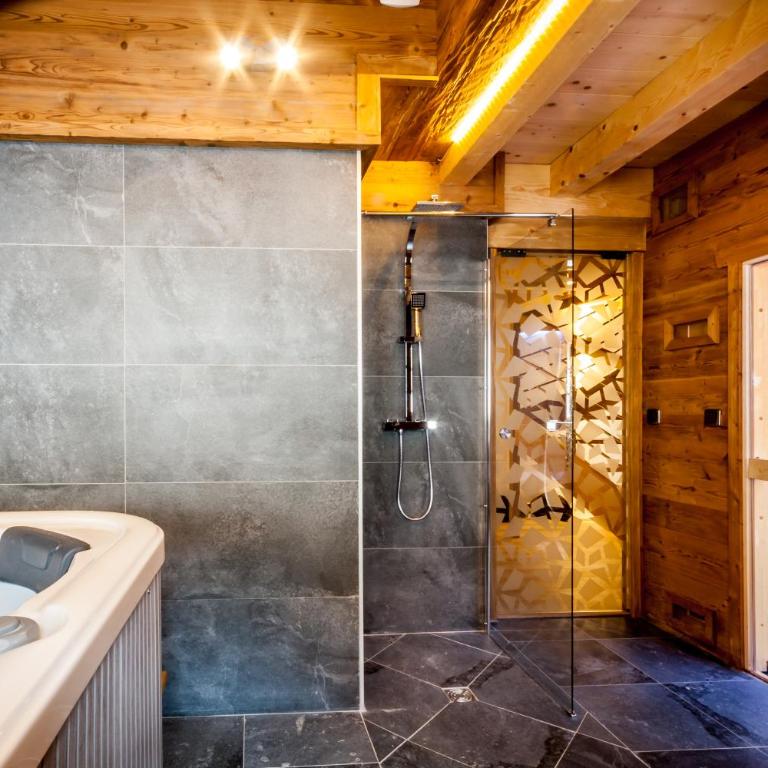 Les Couadzous Samoëns Centre, Sauna, Jacuzzi, 6 chambres, 7 salles de bains, 16 pers 250 m2 - Chalet - 9