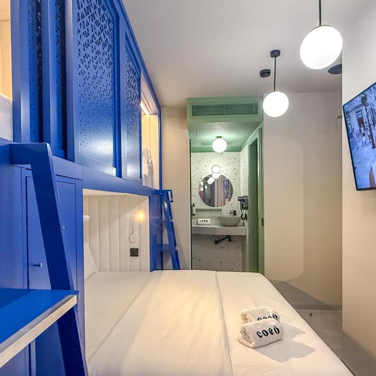 Coeo Hernan Ruiz Rooftop Pool Hostel - Double + 2 Bunk Beds with Private Bathroom - 4