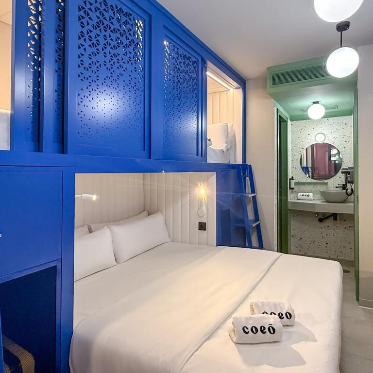 Coeo Hernan Ruiz Rooftop Pool Hostel - Double + 2 Bunk Beds with Private Bathroom - 7