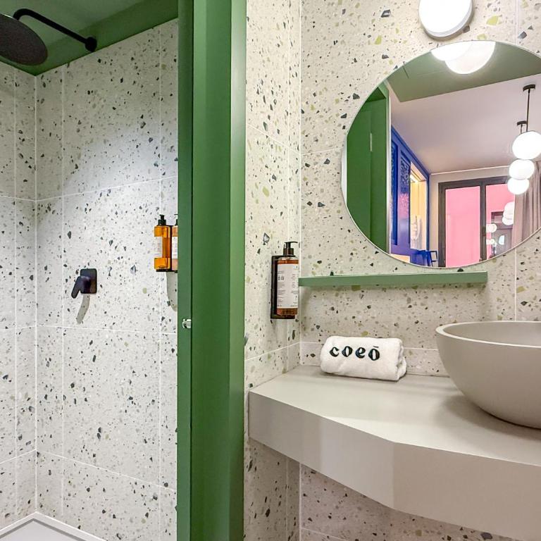 Coeo Hernan Ruiz Rooftop Pool Hostel - Double + 2 Bunk Beds with Private Bathroom - 8