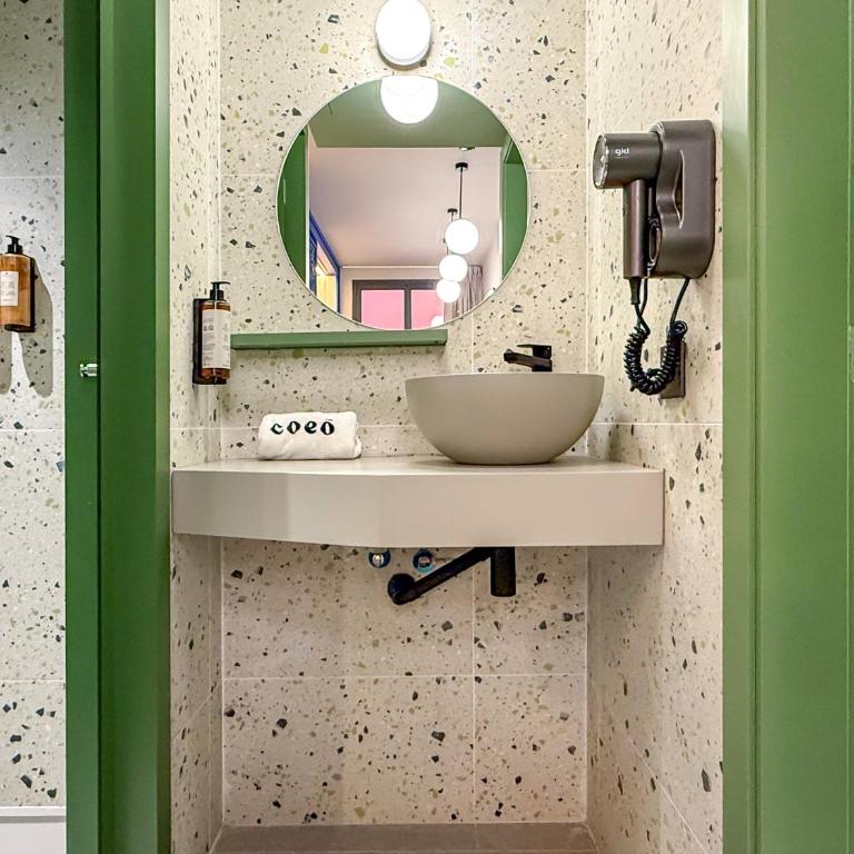 Coeo Hernan Ruiz Rooftop Pool Hostel - Double + 2 Bunk Beds with Private Bathroom - 2