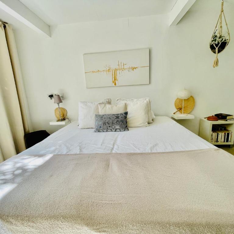 SuperHosts Suites Estepona - Habitación Deluxe con cama extragrande - 9