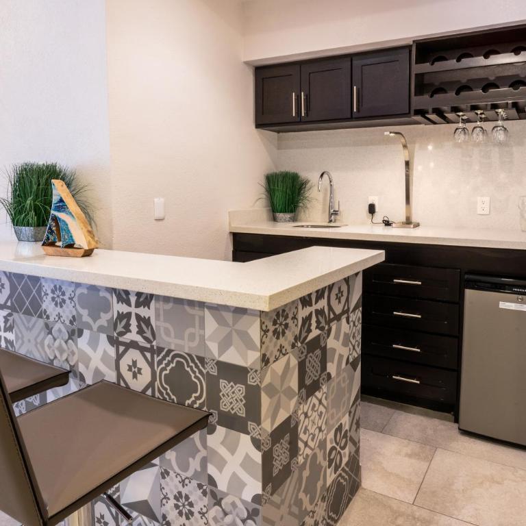 Laguna Shores Resort - Two-Bedroom Deluxe Apartment with Ocean View - 7