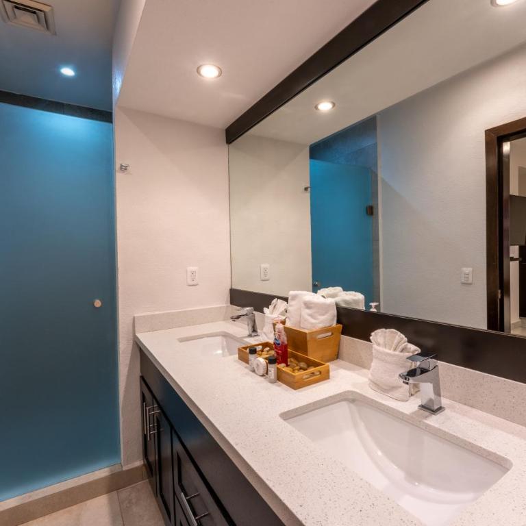 Laguna Shores Resort - Two-Bedroom Deluxe Apartment with Ocean View - 11