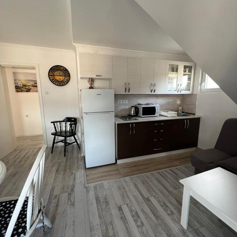 White house - Two-Bedroom Apartment - 7