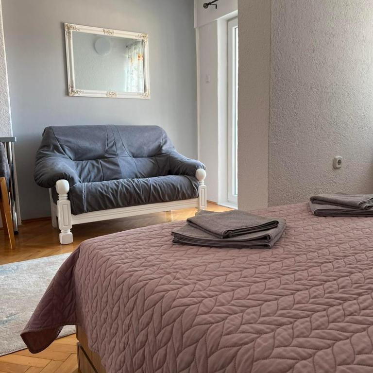 White house - Two-Bedroom Apartment - 15