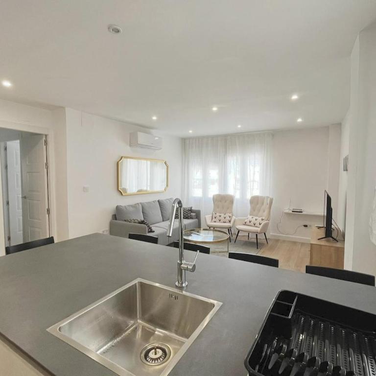 Céntrico apartamento Triana - Three-Bedroom Apartment - 26