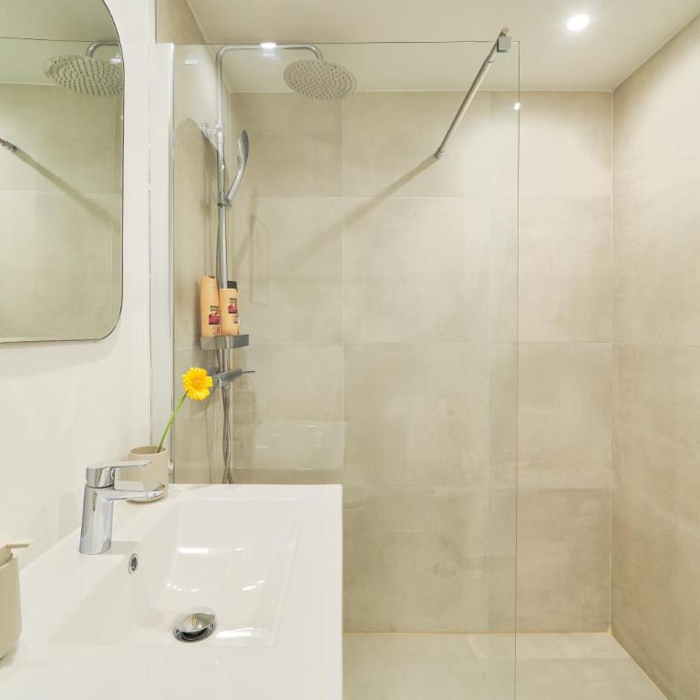 Modern City Centre Apartment w/ Terrace & Fast WIFI - Apartamento de 2 dormitorios - 14