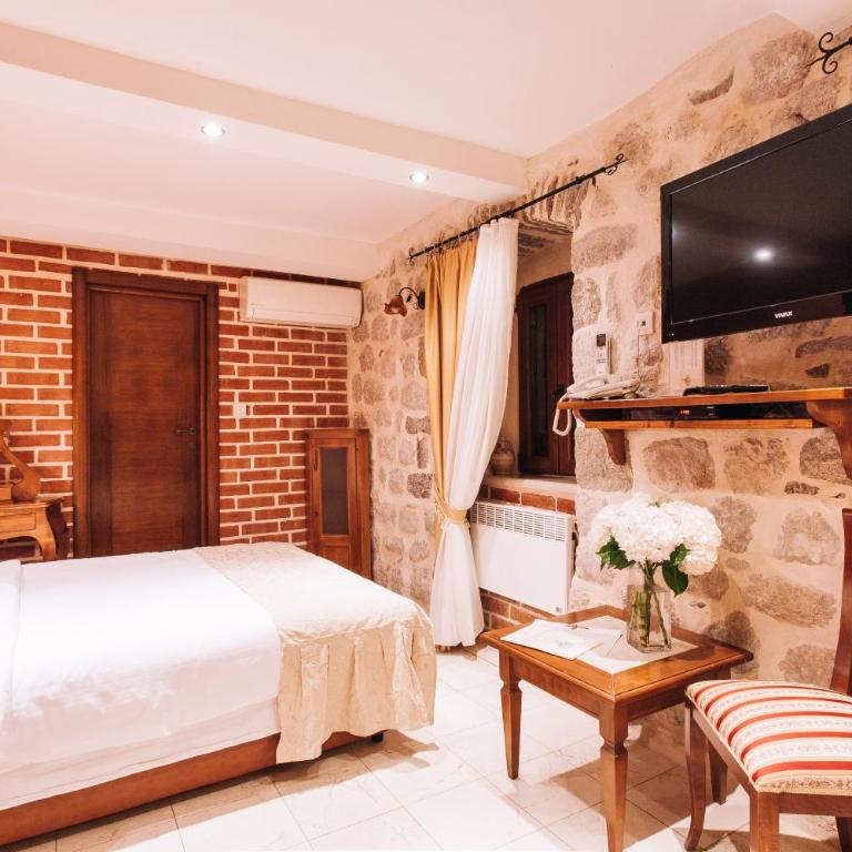 Hotel Galathea - Standardna Dvokrevetna Soba sa Bračnim Krevetom - 3