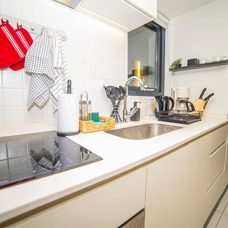 Apartment with Private Terrace Steps from Metro - Apartamento - 7