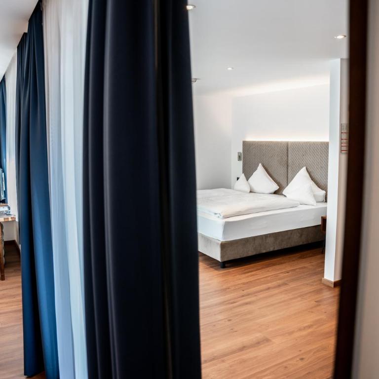 Hotel Maria Theresia - Deluxe Doppelzimmer mit Balkon - 6