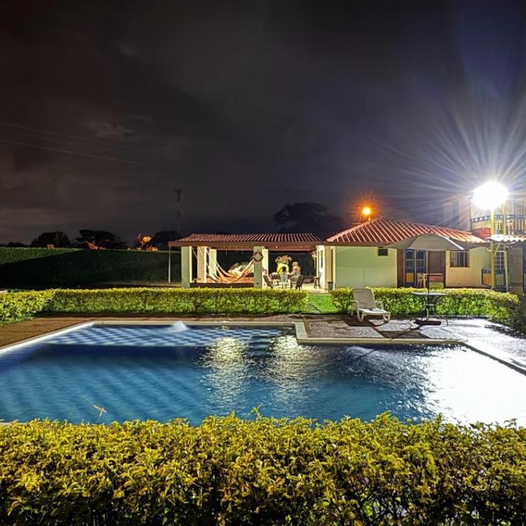 Finca descanso a 5 mts del parque del Café, Wifi, Piscina, Tv, Bbq 23Px - Eight-Bedroom House - 11