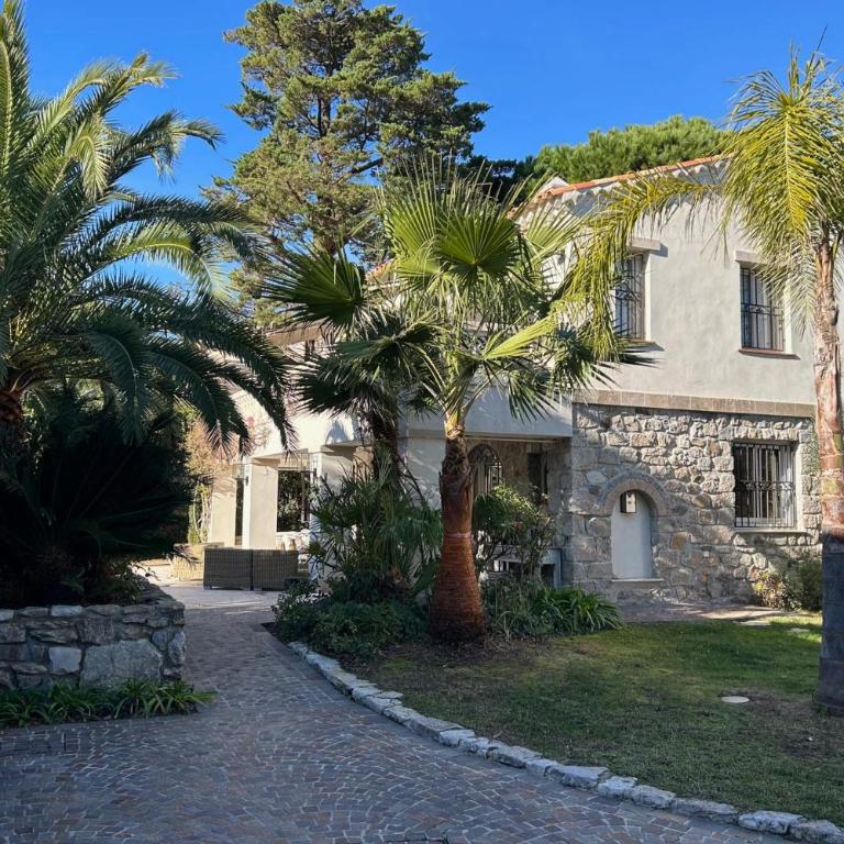Havre de paix au Cap d'Antibes piscine chauffée à deux pas des plages - Villa - 35