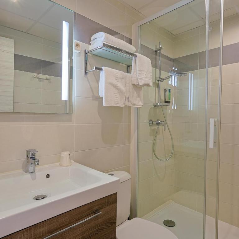 Logis Hôtel & Restaurant Mediterranee - Chambre Double - Vue sur Mer - 5