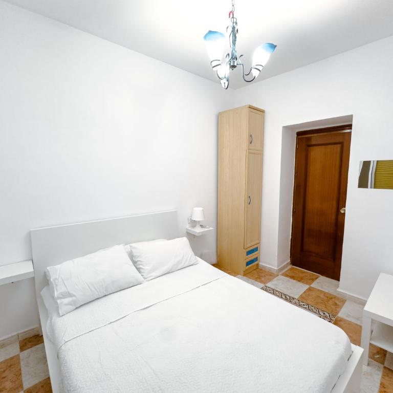 Rooms and Suites Don Pepín La Merced - Double Room with Shared Bathroom - 5