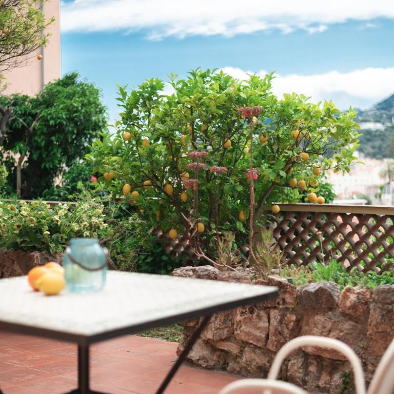 Val de Menton, Charmant 3 pièces atypique, jardin et terrasse à 7 minutes à pied du centre ville - Appartement 2 Chambres - 3