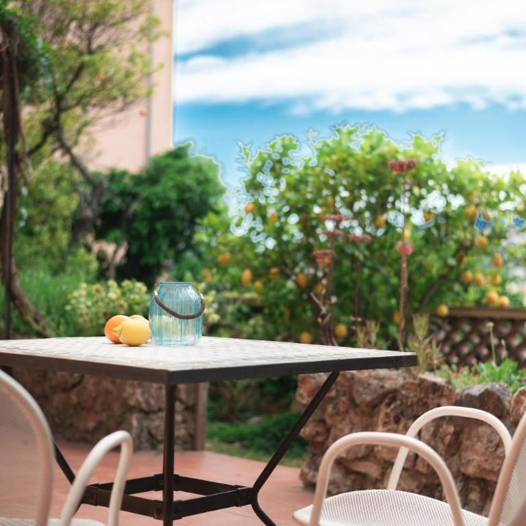 Val de Menton, Charmant 3 pièces atypique, jardin et terrasse à 7 minutes à pied du centre ville - Appartement 2 Chambres - 5