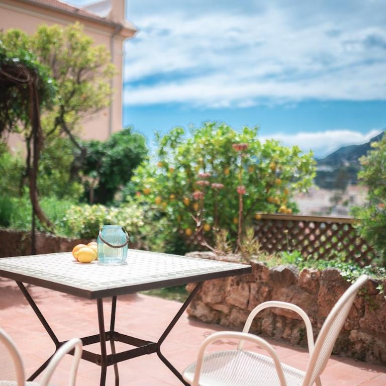 Val de Menton, Charmant 3 pièces atypique, jardin et terrasse à 7 minutes à pied du centre ville - Appartement 2 Chambres - 10