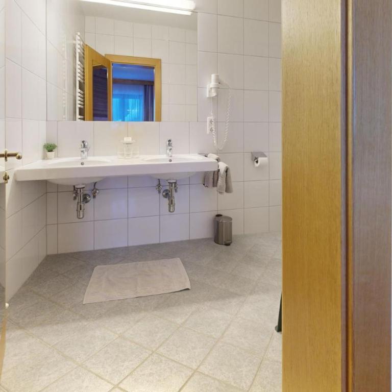 Haus Bergkristall - Dreibettzimmer - 9