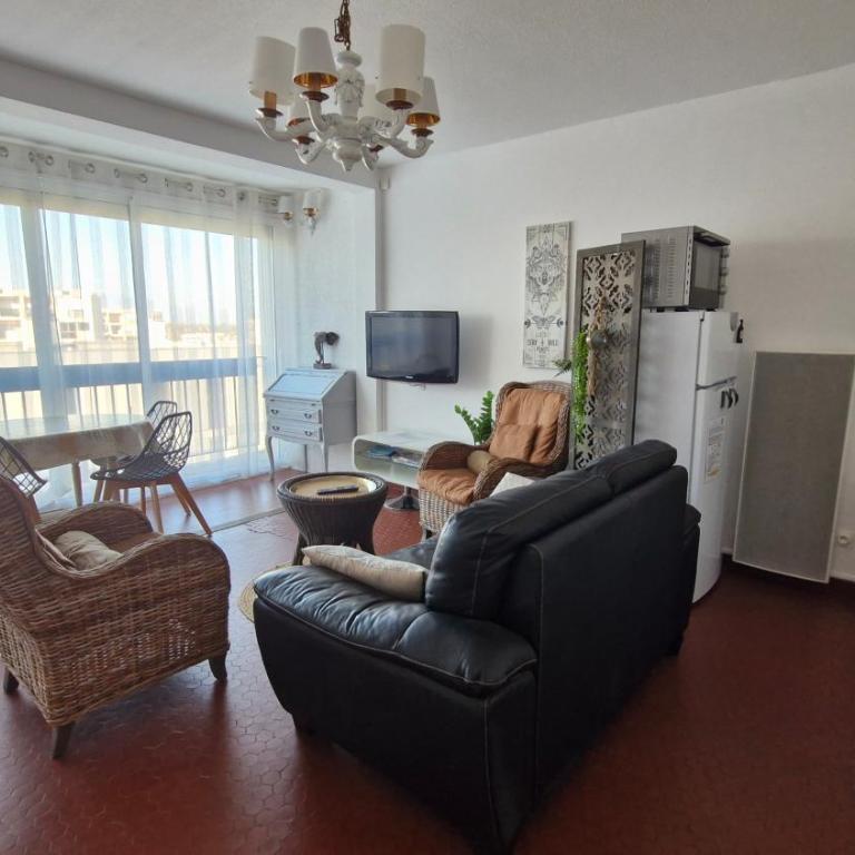 RESIDENCE DU SOLEIL Spacieux T3 traversant face à la mer au port - 2 chambres - Parking - Two-Bedroom Apartment - 6