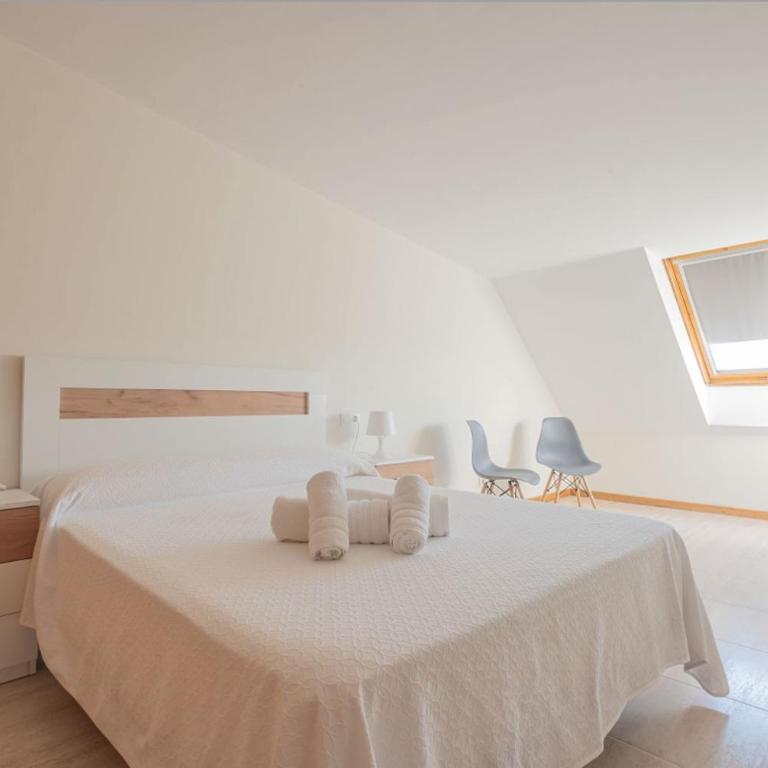Primera Linea de Playa Samil Costa con Garaje Incluido - Apartamento de 2 dormitorios con terraza y vistas laterales al mar - 3