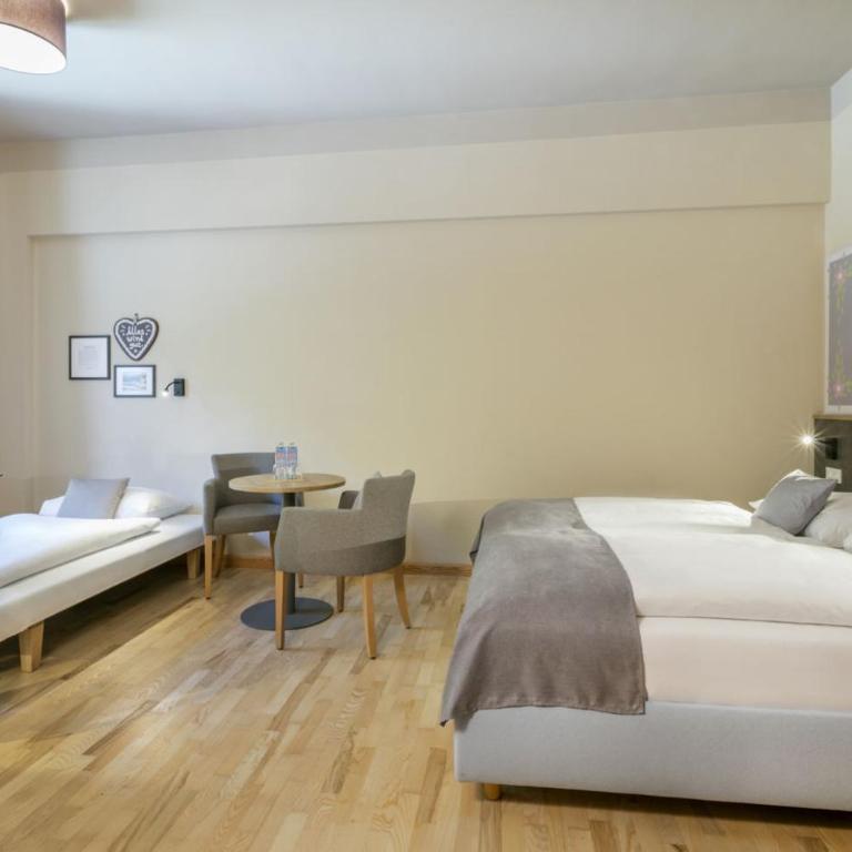 JUFA Hotel Mariazell - Familienzimmer mit 2 Schlafzimmern - 1