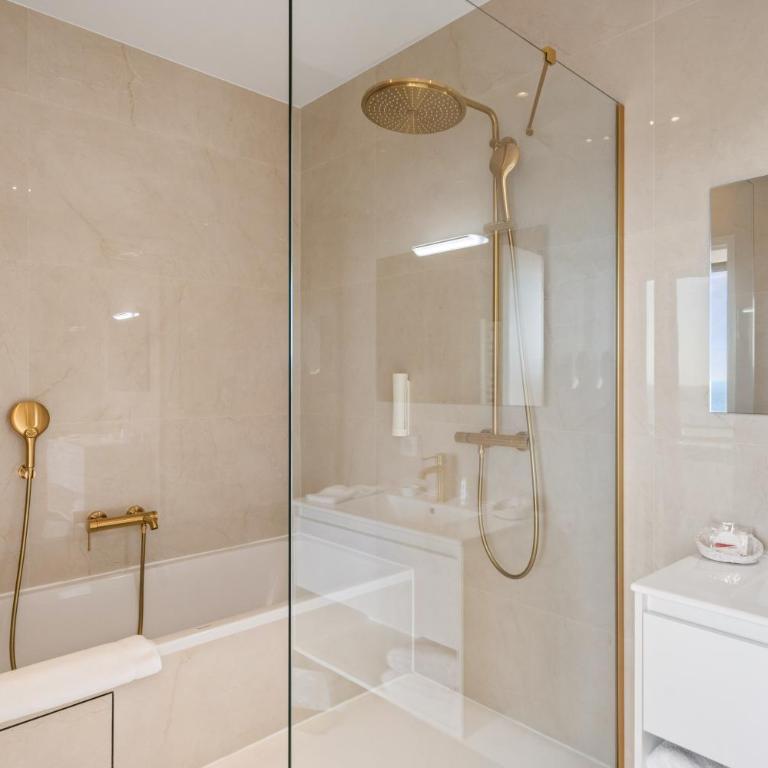 Hôtel Le Roquebrune - Chambre Double Deluxe - Vue Latérale sur Mer - 1