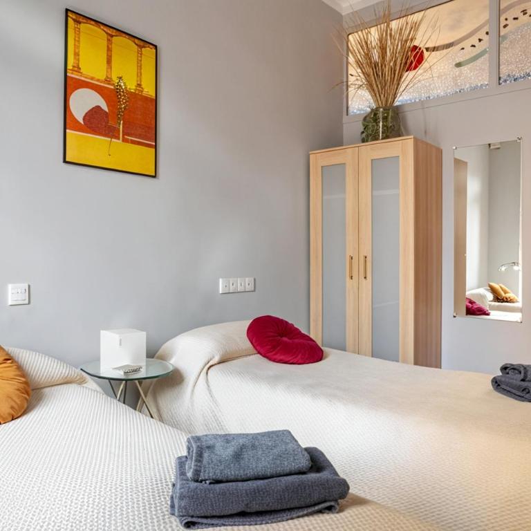 Luxury Central Apartment - Three-Bedroom Apartment - 34