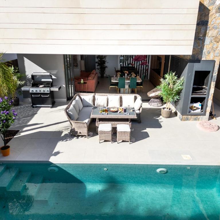 4 Bed Villa - Sleeps 8 - Pool - Garden - Parking - Villa - 5