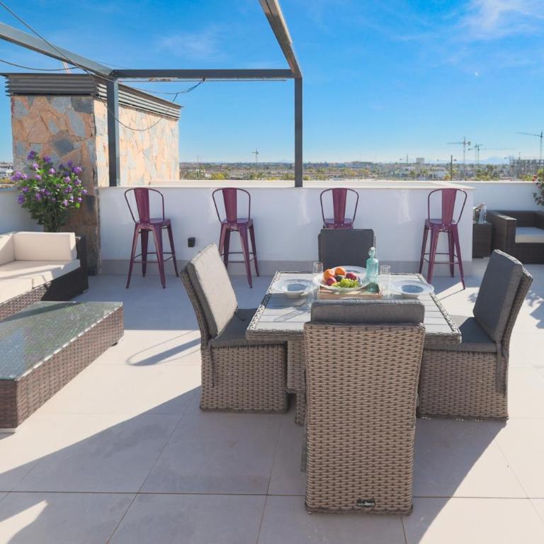 4 Bed Villa - Sleeps 8 - Pool - Garden - Parking - Villa - 6