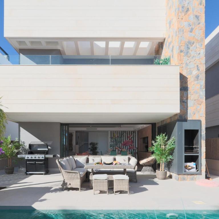 4 Bed Villa - Sleeps 8 - Pool - Garden - Parking - Villa - 4