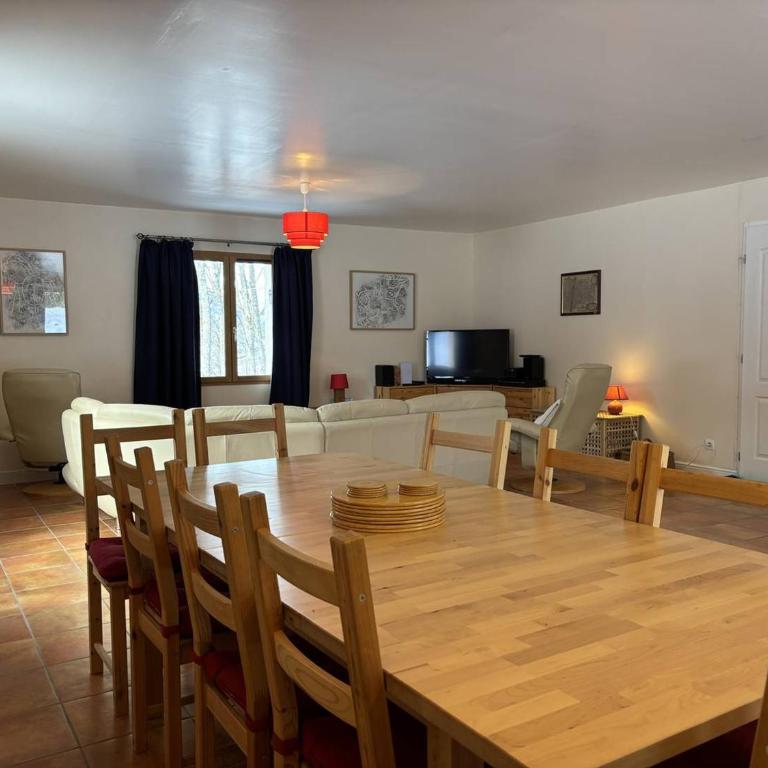 Maison spacieuse et fonctionnelle - 5 chambres, terrasse, parking privé - FR-1-548-27 - Vacation Home - 1