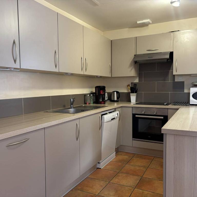 Maison spacieuse et fonctionnelle - 5 chambres, terrasse, parking privé - FR-1-548-27 - Vacation Home - 4