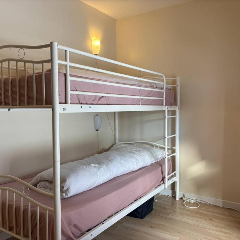 Maison spacieuse et fonctionnelle - 5 chambres, terrasse, parking privé - FR-1-548-27 - Vacation Home - 8