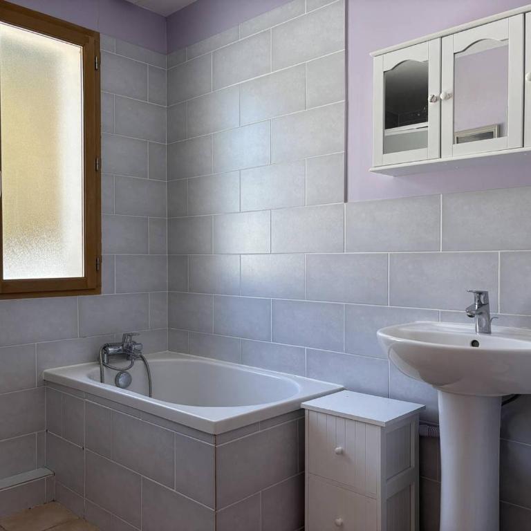 Maison spacieuse et fonctionnelle - 5 chambres, terrasse, parking privé - FR-1-548-27 - Vacation Home - 10