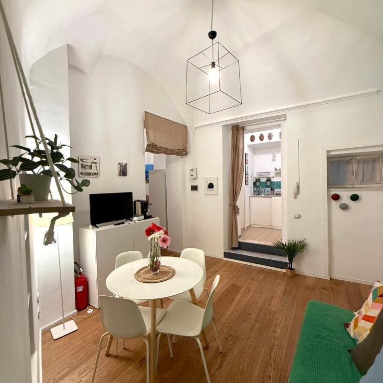 Fiftythree house - in the heart of Napoli - One-Bedroom Apartment - 17