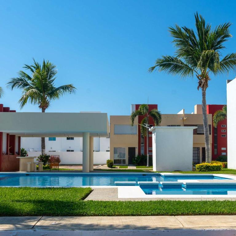 Family House with Pool 10 min airport - Ferienhaus - 28
