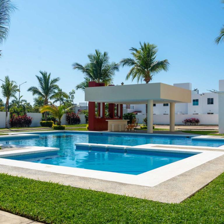 Family House with Pool 10 min airport - Ferienhaus - 29