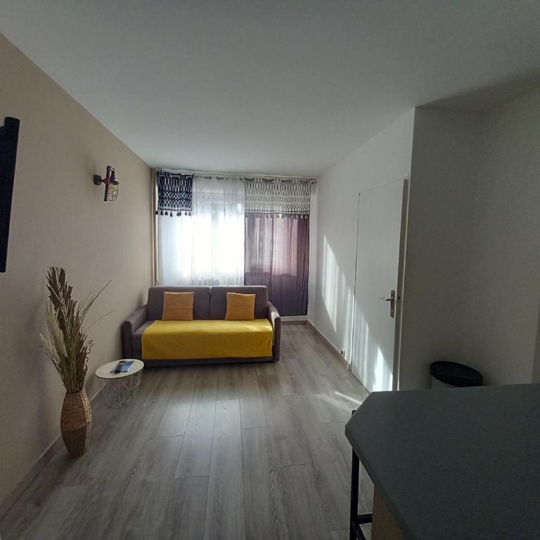 Appartement avec une petite place de parking, centre ville, proche gares - Apartamento de 1 dormitorio - 1