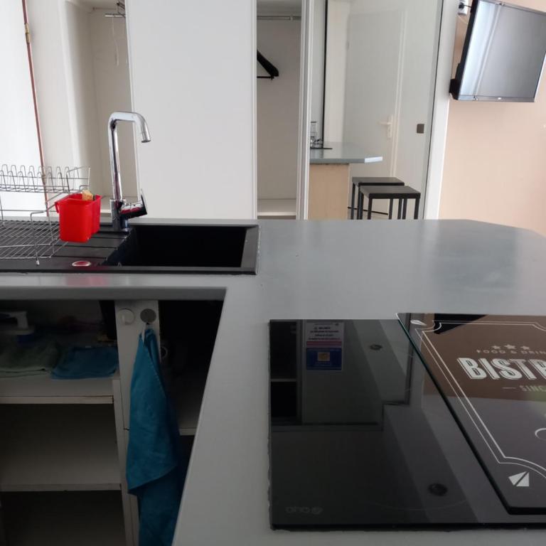 Appartement avec une petite place de parking, centre ville, proche gares - Apartamento de 1 dormitorio - 6