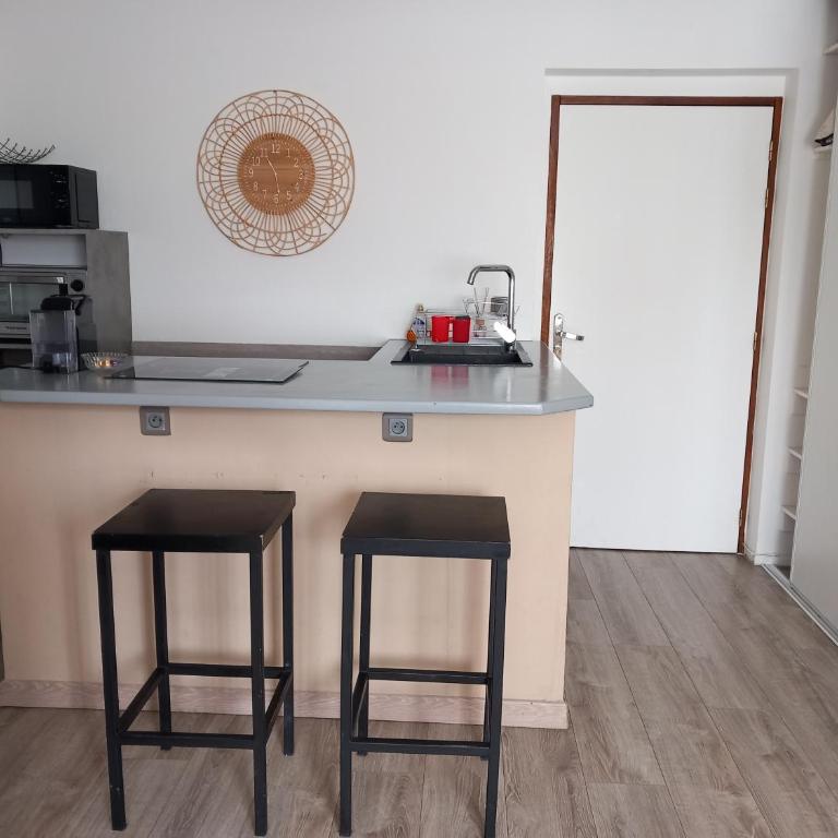 Appartement avec une petite place de parking, centre ville, proche gares - Apartamento de 1 dormitorio - 7