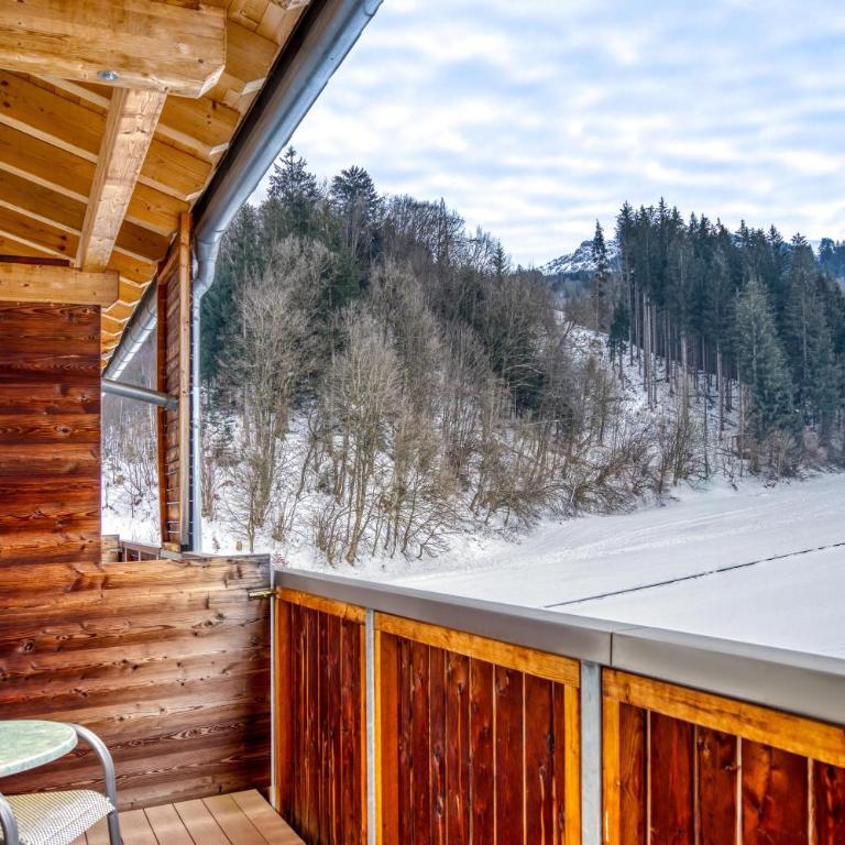 COOEE alpin Hotel Kitzbüheler Alpen - Familienzimmer mit Bergblick - 9